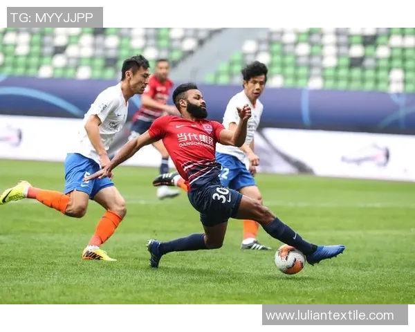 山东鲁能迎战重庆当代激战第二十轮争夺战全力争胜展现球队实力