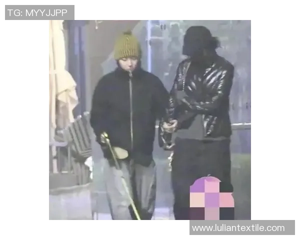 王菲、刘嘉玲闺蜜同框，跟刘嘉玲配偶日本滑雪，端咖啡坐梁朝伟周围